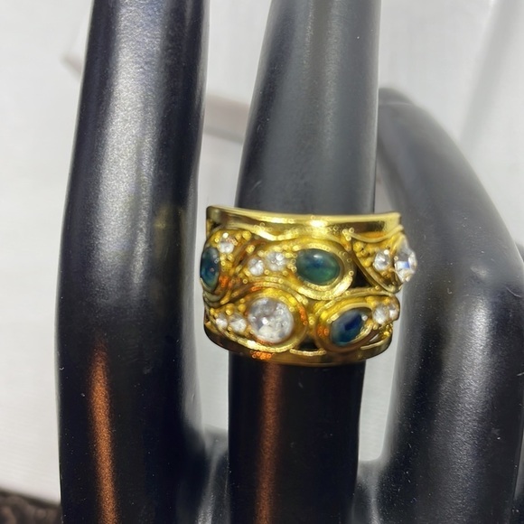 Crystal Tear Drop Pattern Gold Band Ring - Picture 5 of 13